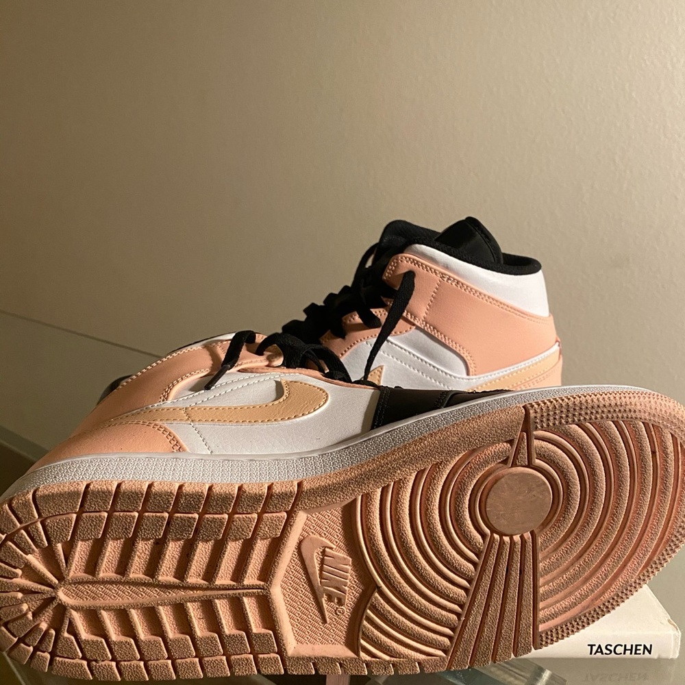 Jordan 1 Mid - Crimson Tint Men’s 8.5/9 fits Women’s 10/10.5 Excellent condition